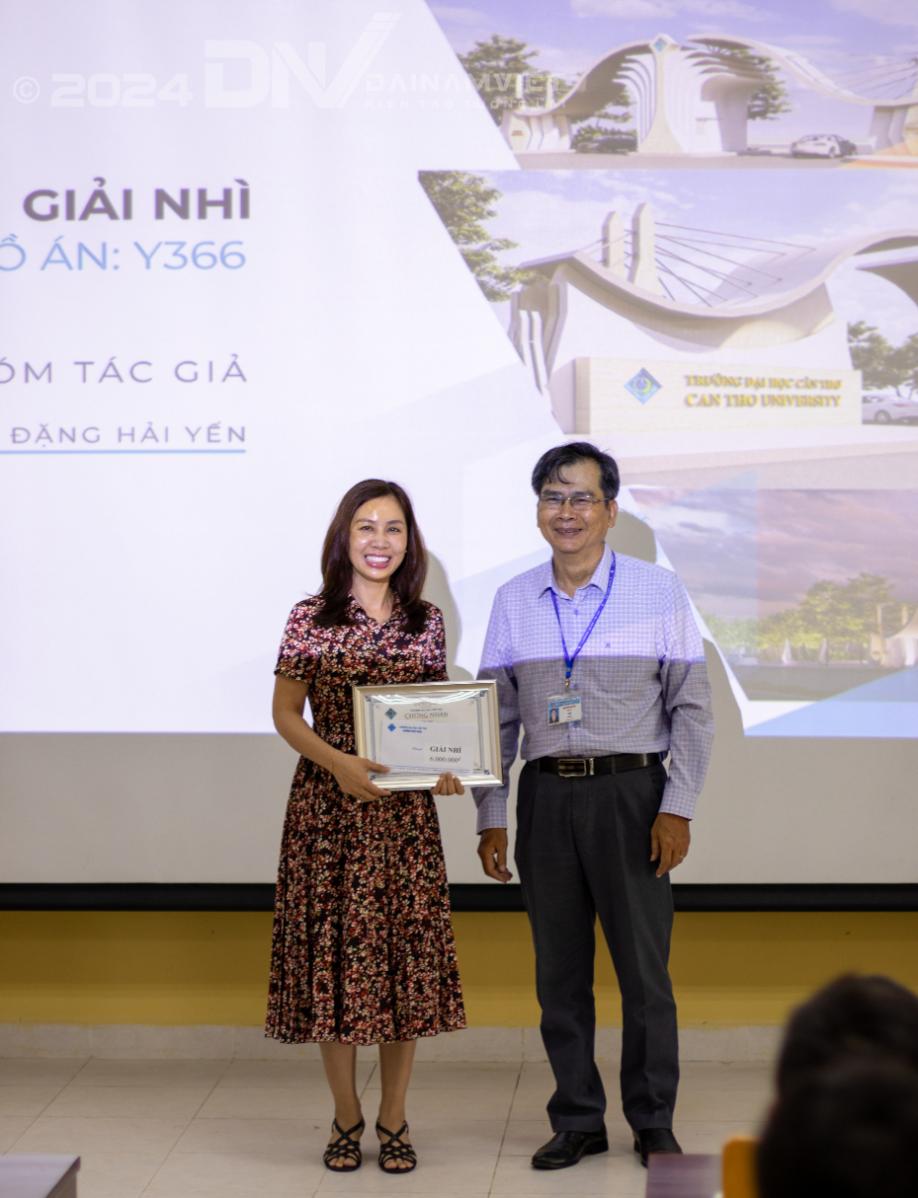 Đại diện nhận giải cho thí sinh Đặng Hải Yến đạt giải nhì mã đồ án Y366